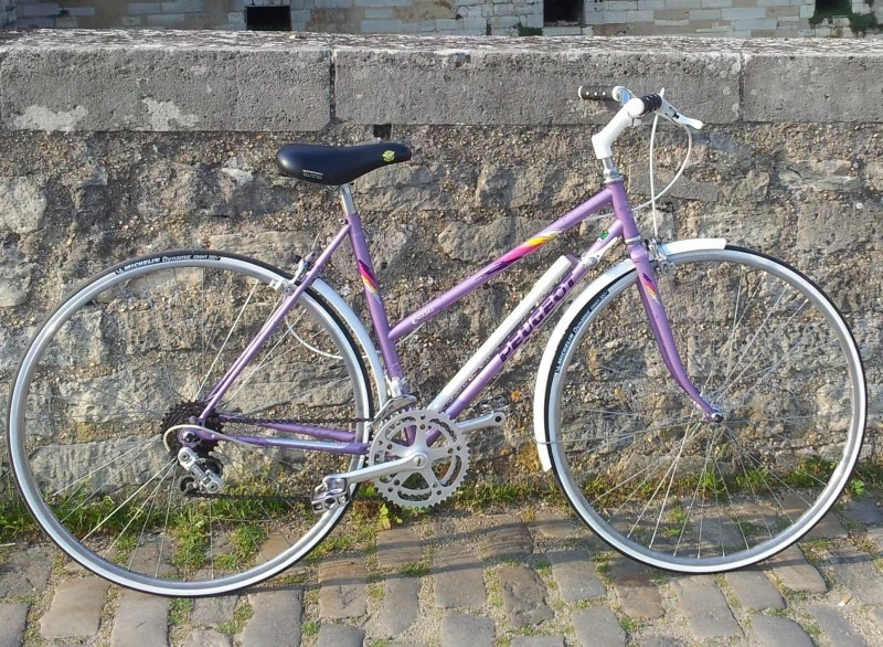 Vlo Ville Femme Peugeot "cassis" - Tbe - Mauve & Blanc 1 Vlo Ville Femme Peugeot "cassis" - Tbe - Mauve & Blanc