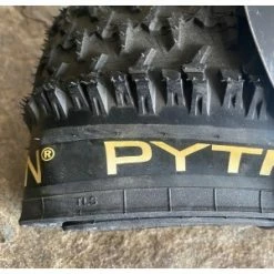 Pneu HUTCHINSON PYTHON 2 27,5x2.25 Hardskin RaceRipost Enduro Tubeless Ready Souple -Pièces Boutique pneu hutchinson python 2 275x225 hardskins raceripost enduro tubeless ready souple 1